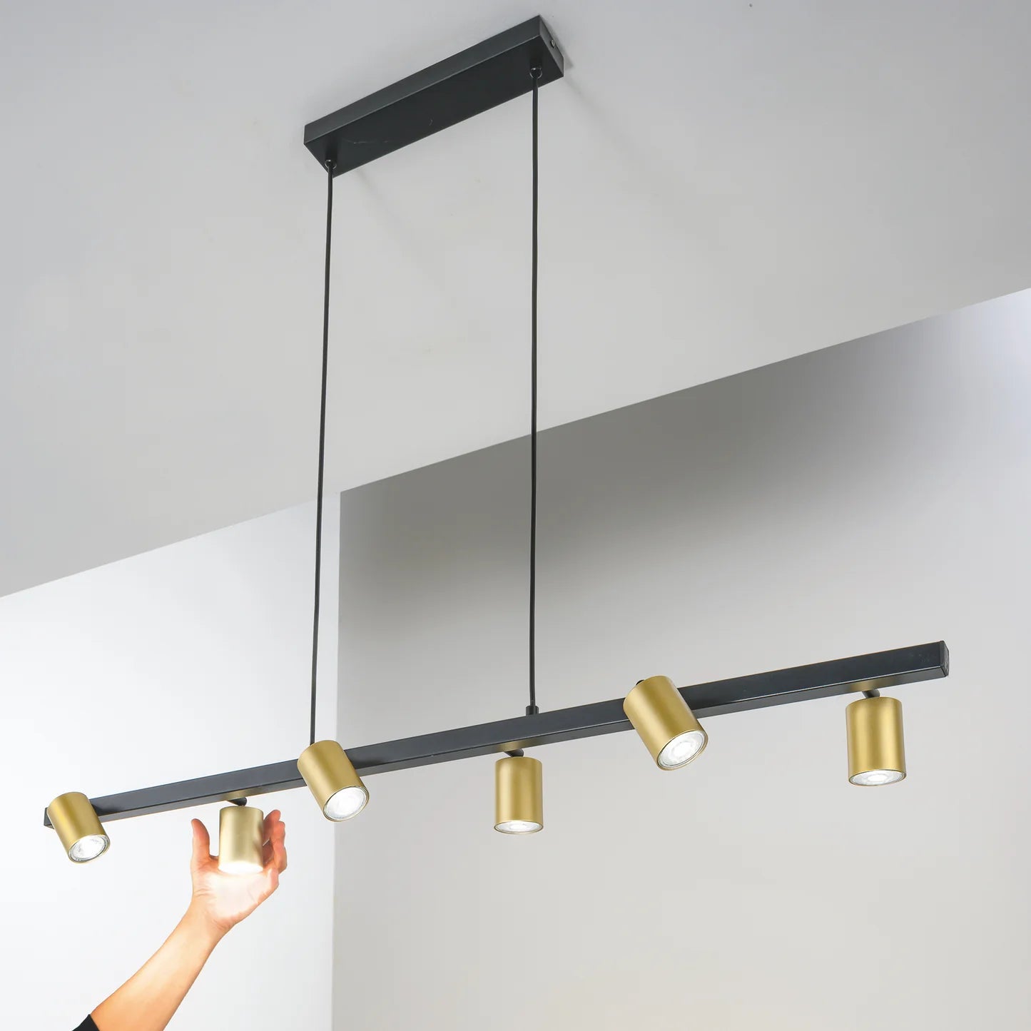 Sospensione lineare in metallo nero e punti orientabili in oro satinato 6XGU10 non incl. NIZZA Sospensione lineare in metallo nero e punti orientabili in oro satinato 6XGU10 non incl. NIZZA